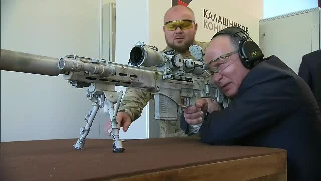 Imagini cu Putin testând un Kalashnikov cu lunetă. Ar apăsa pe trăgaci între 2 bătăi de inimă