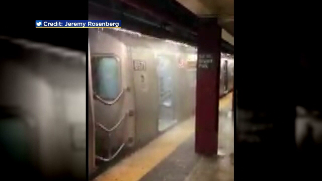 Zeci de staţii de metrou din New York, inundate după ploaie. Imagini incredibile filmate de călători