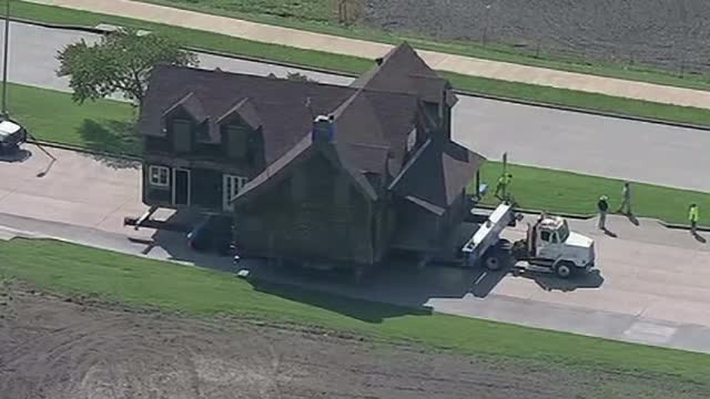 O casă a fost mutată cu totul, cu viteza melcului, pentru a fi salvată de la demolare