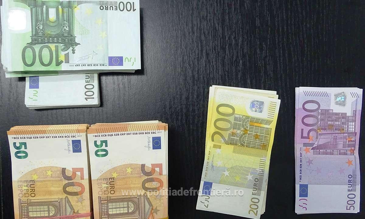 Suma uriaşă cu care voia să iasă din ţară un grup de turişti. Banii erau lipiţi de corp