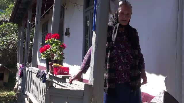 O bătrână aproape oarbă din Neamţ a reuşit să învingă 2 hoţi. "Banii îi aveam oricum pe card"