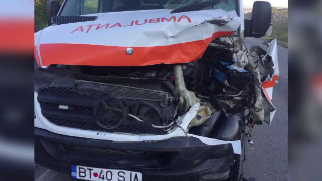 O ambulanță cu o pacientă la bord a spulberat o vacă pe traseu. Cum a ajuns animalul pe șosea