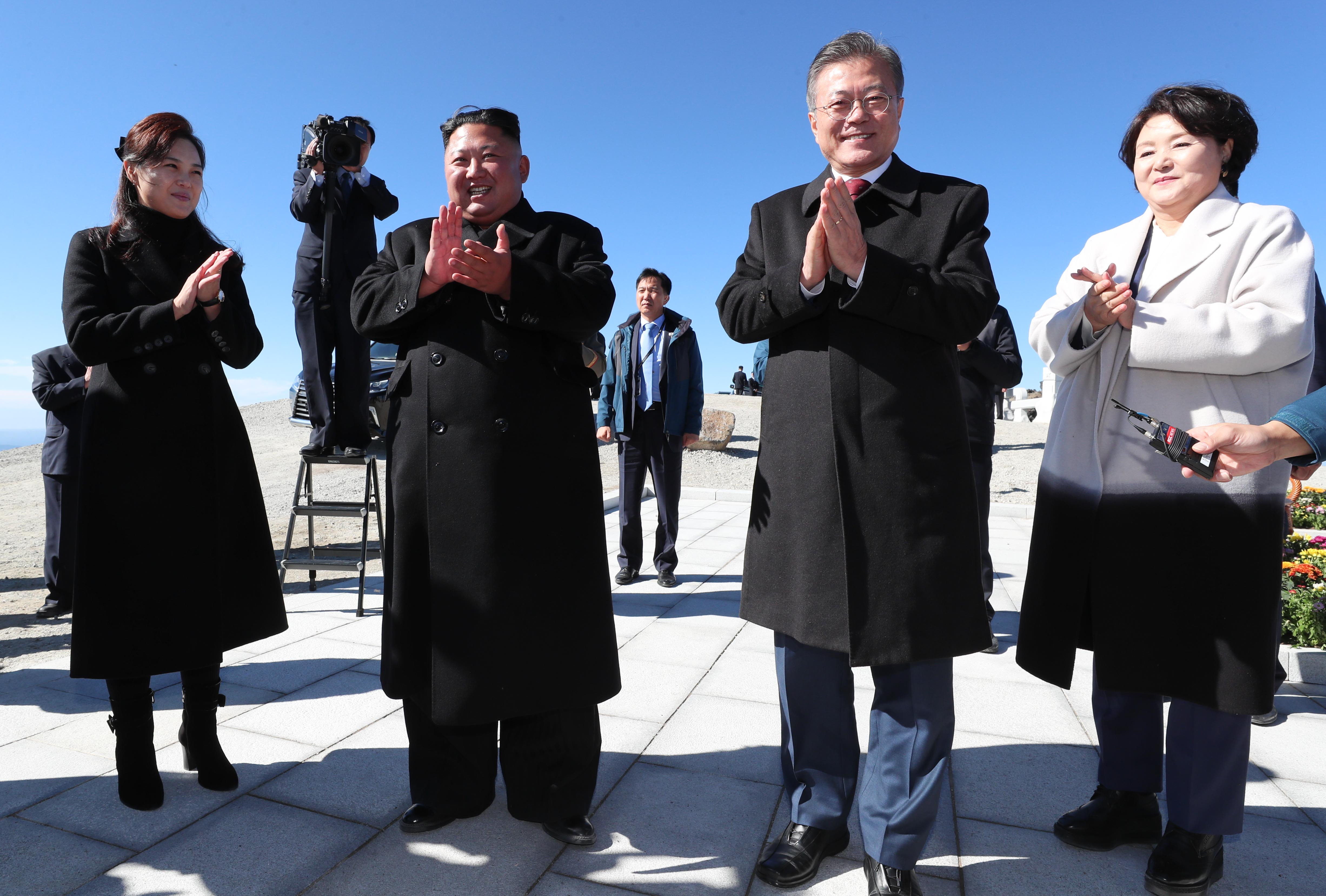 Kim Jong-un și Moon Jae-in au vizitat muntele sacru Paektu. VIDEO cu ritualul bizar