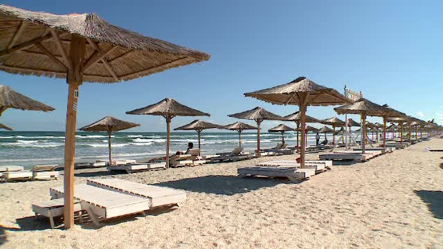 Mai bine de jumătate dintre turiştii care au mers la mare au stat "la negru"