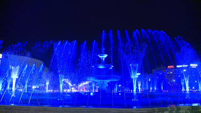 Fântânile din Piața Unirii, din Capitală, s-au redeschis publicului