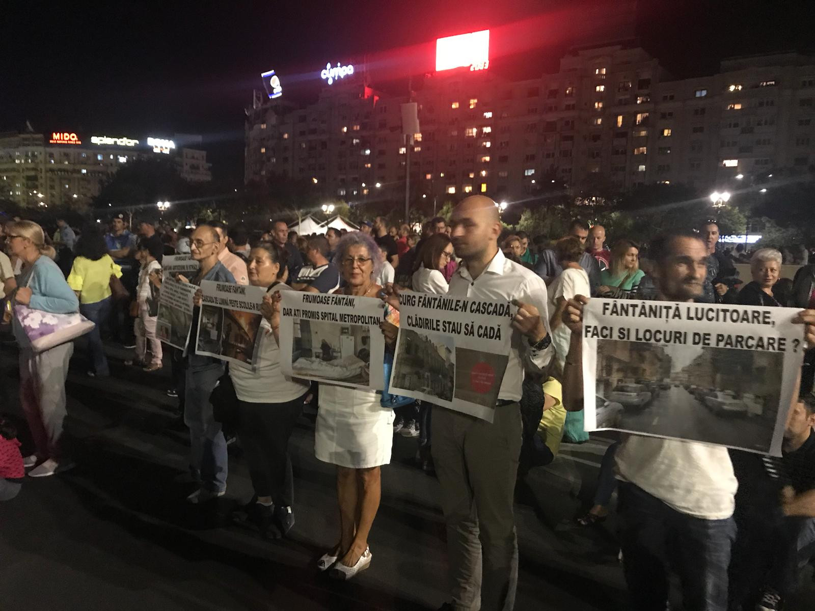 Protest la show-ul de la fântânile din Piaţa Unirii. "Fântâniţă lucitoare, faci şi locuri de parcare?"
