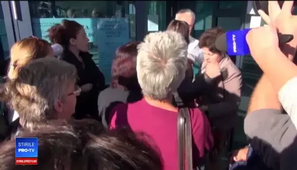 Scandal la ușa AJPIS Brașov. Oamenii, nemulțumiți că nu primesc ajutoarele promise de Guvern