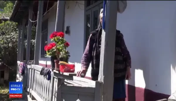 O bătrână aproape oarbă din Neamţ a reuşit să învingă 2 hoţi.