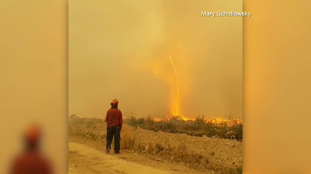 Tornada de foc, fenomenul înspăimântător înregistrat în Canada după incendiile de vegetație