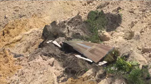 Două sate îngropate de alunecări de teren. Mesaje de ajutor trimise de sub pământ