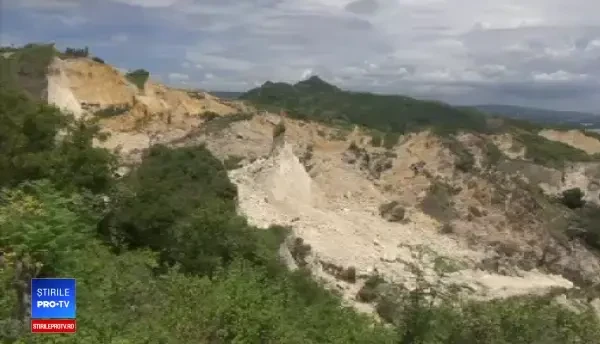 Două sate îngropate de alunecări de teren. Mesaje de ajutor trimise de sub pământ