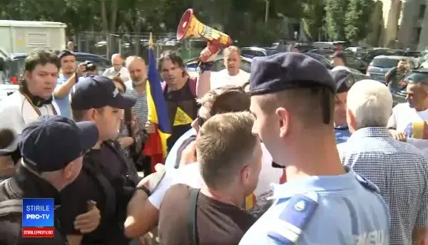 Proteste cu îmbrânceli la Parchetul General, unde au fost chemați șefii Jandarmeriei