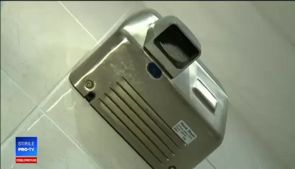 Experiment Știrile Pro TV: câte bacterii riscăm să luăm când folosim uscătorul de mâini