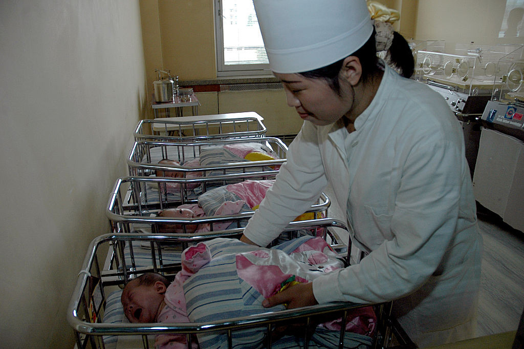 O mamă și tripleții ei, dați afară dintr-o maternitate din Phenian. Gestul care a înfuriat autoritățile