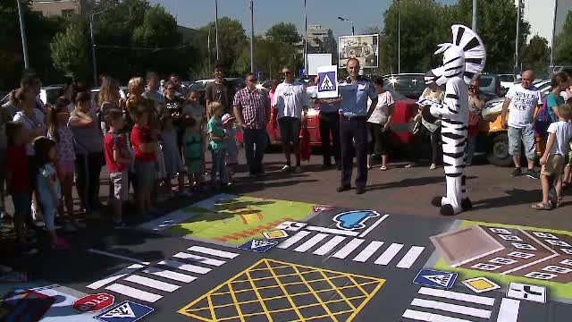 Copiii, învățați de polițiști cum să traverseze. În acest timp, adulții treceau pe roșu sau pe mijlocul străzii