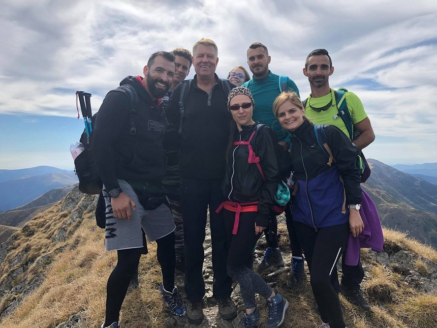 Iohannis s-a fotografiat pe munte, alături de turiști. ”Care era probabilitatea?!”