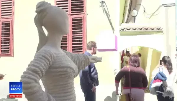 Reacţia unor turiste din Madrid când ajung pe Strada Sforii, cea mai îngustă din România