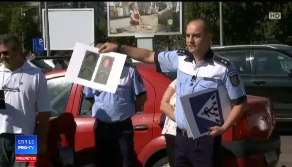 Copiii, învățați de polițiști cum să traverseze. În acest timp, adulții treceau pe roșu sau pe mijlocul străzii