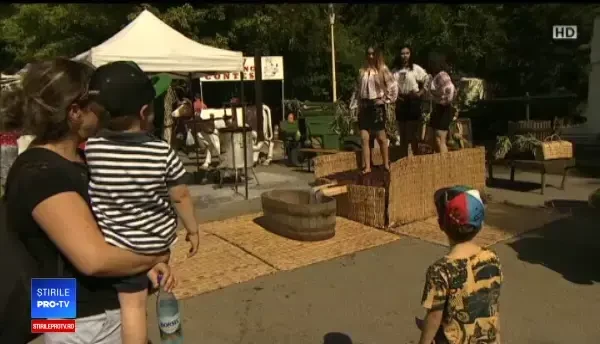 Târgul mustului în București. Strugurii, striviți la eveniment de manechine