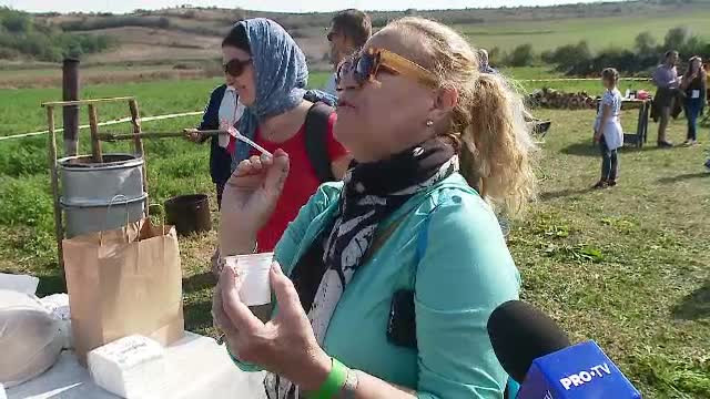 Reacţia unei americance când gustă din magiunul românesc. "Aş vrea să avem şi noi"