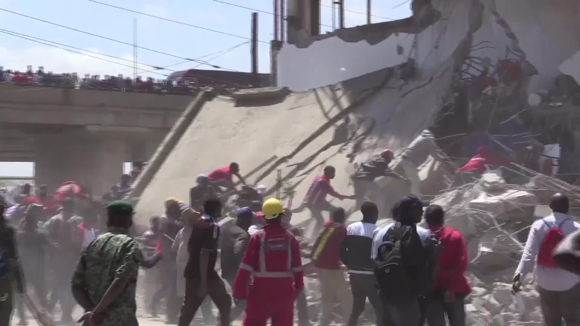 Zeci de kenyeni, filmaţi când jefuiesc o clădire demolată cu câteva secunde înainte