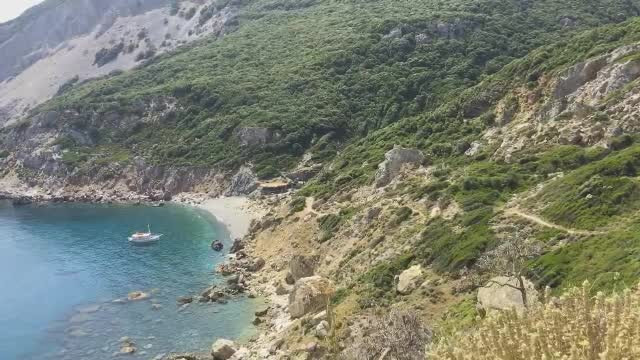 Amendă de 1.000 de euro pe o insulă din Grecia pentru turiștii care iau pietre drept suvenir