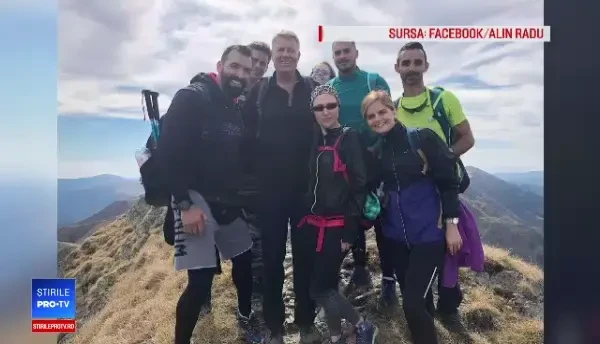 Iohannis s-a fotografiat pe munte, alături de turiști. ”Care era probabilitatea?!”