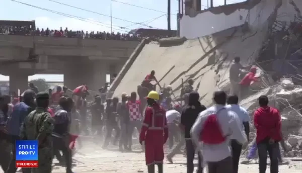 Zeci de kenyeni, filmaţi când jefuiesc o clădire demolată cu câteva secunde înainte