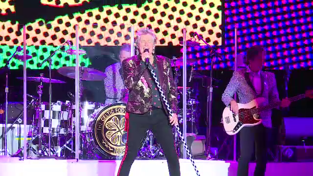 75.000 de oameni, la concertul gratuit Rod Stewart, "Are carismă, păcat că e însurat"