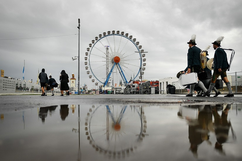 Furtuna a stricat Oktoberfest. O femeie a murit, prinsă sub un copac, în Germania
