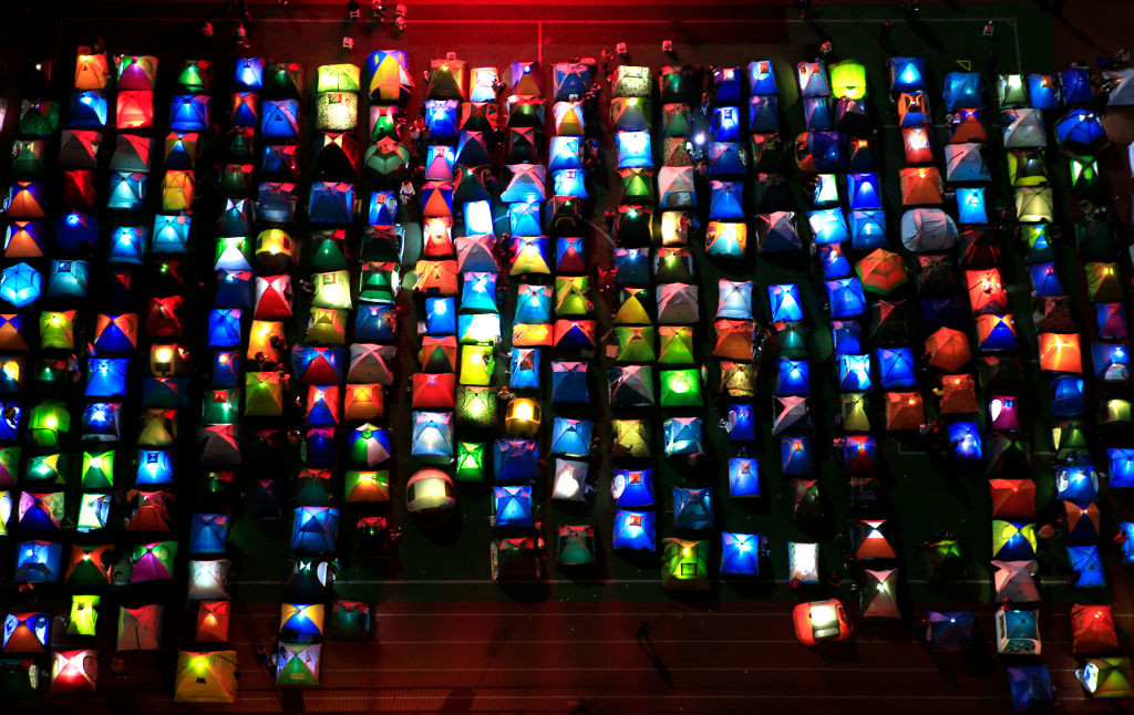 Motivul pentru care părinții studenților chinezi locuiesc în corturi în campusurile universitare