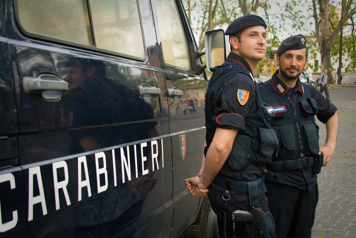 Carabinierii le-au confiscat apartamentul unor români din Italia din cauza postărilor pe Facebook