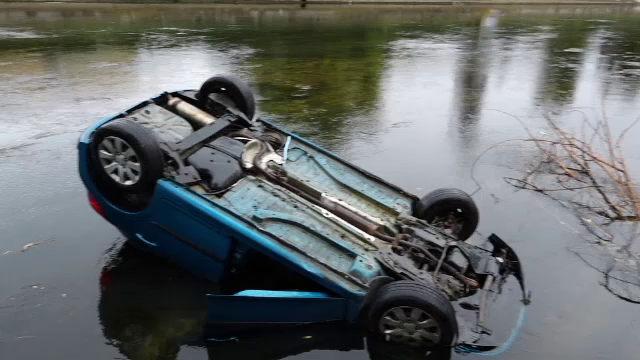 Cum a ajuns o șoferiță din Cluj cu mașina în Someș. Șoferița a reușit să se salveze