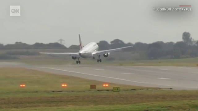 Momente de panică la bordul unui avion Air France. Aeronava nu a putut ateriza din cauza vântului