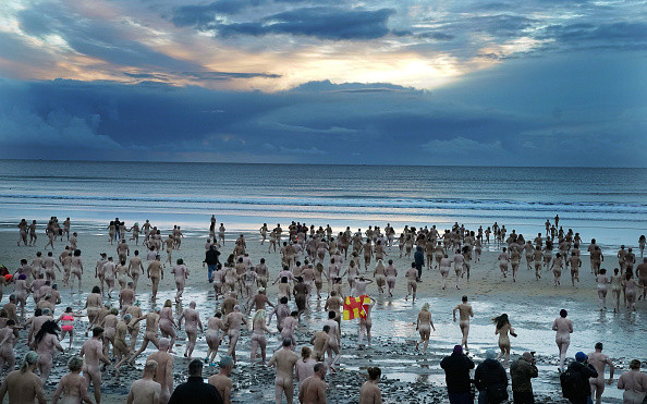 Sute de oameni au făcut baie complet dezbrăcați în Marea Nordului. FOTO