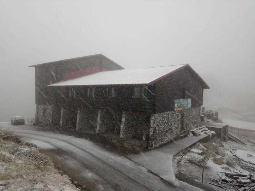 Căsuțele de lemn de la Bâlea Lac, afectate de o avalanșă