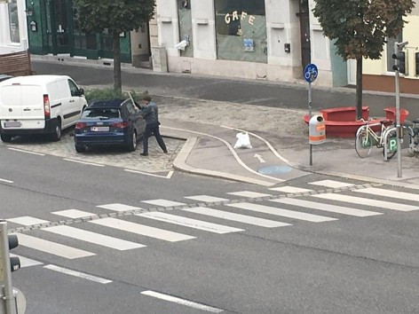 Român arestat la Viena după ce a vandalizat un autoturism şi a ameninţat poliţişti cu un cuţit