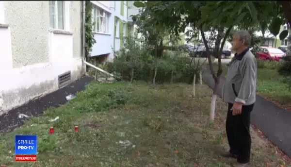 Bărbat găsit mort, cu o rană la gât, în fața blocului, în Piatra Neamț. Mărturiile vecinilor