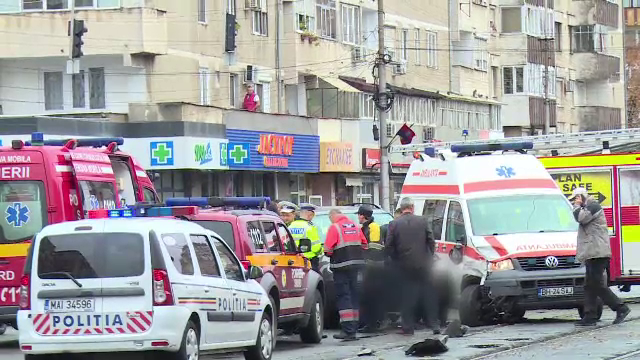 Ambulanță cu pacientă la bord, lovită de o șoferiță de 21 de ani, în Oradea