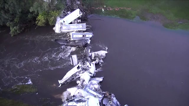 Un pod a cedat în timp ce era traversat de un tren. 38 de vagoane au ajuns în râu