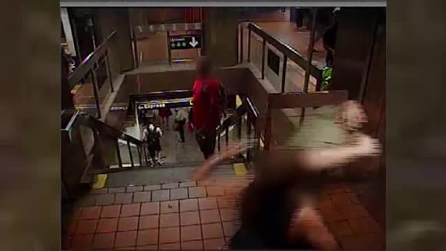 Reacţia unei femei când un bărbat a început să o pipăie în metrou. "Am simţit furia"