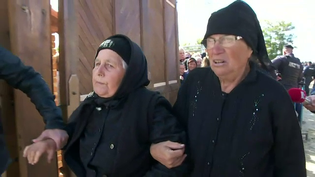 Resfințirea Mănăstirii Măxineni s-a lăsat cu îmbrânceli. Doamnele s-au călcat în picioare pentru a intra în altar