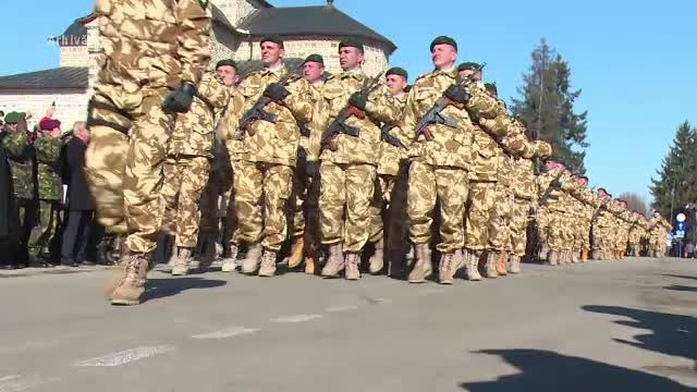 MApN vrea să reintroducă serviciul militar. Românii care pleacă din țară, nevoiți să anunțe