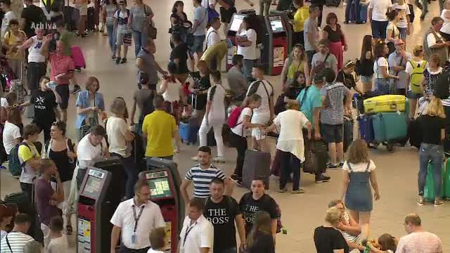 Două curse TAROM au plecat spre Londra fără bagaje. Pasagerii s-au trezit la 10 grade fără haine groase