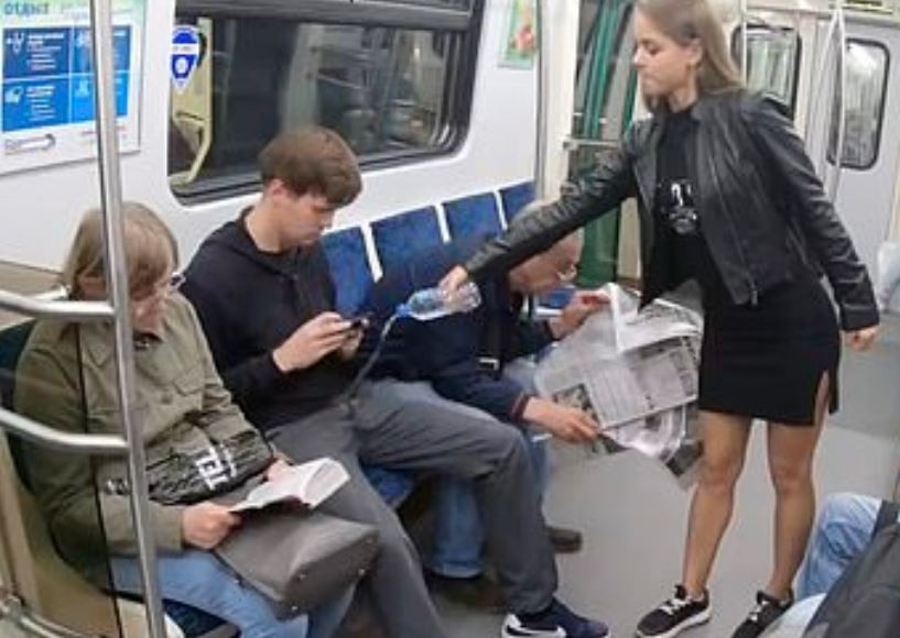 O femeie le toarnă apă cu clor între picioare bărbaților la metrou. Explicația pentru gestul ei. VIDEO