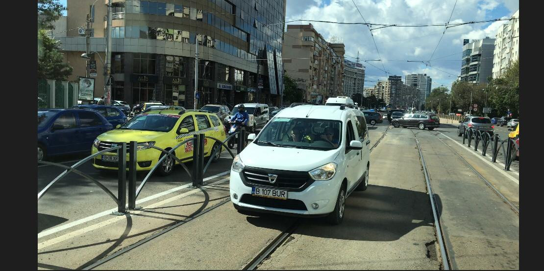 Imagini surprinse în traficul din București. Reacția unui șofer care a blocat o ambulanță