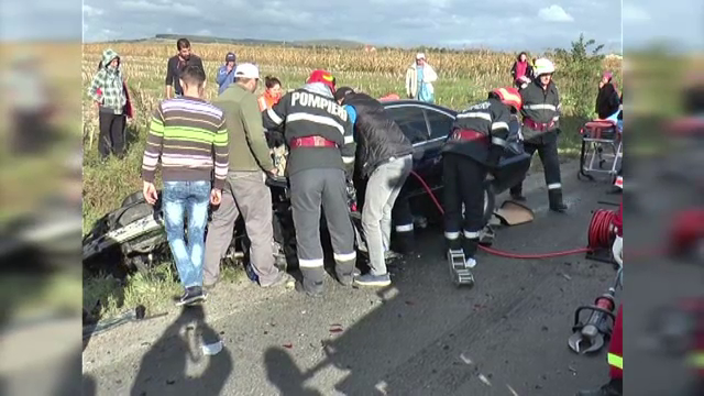 Un bărbat a murit pe loc, sub privirile soţiei. Maşina lor, lovită de un autoturism condus de un tânăr de 19 ani