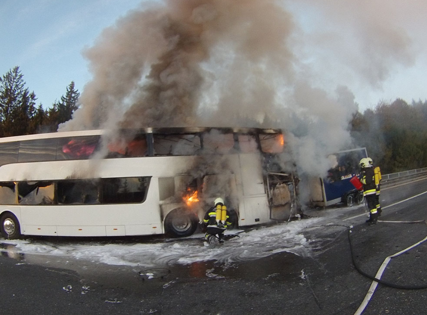 Un autocar românesc a luat foc pe o autostradă din Austria. FOTO