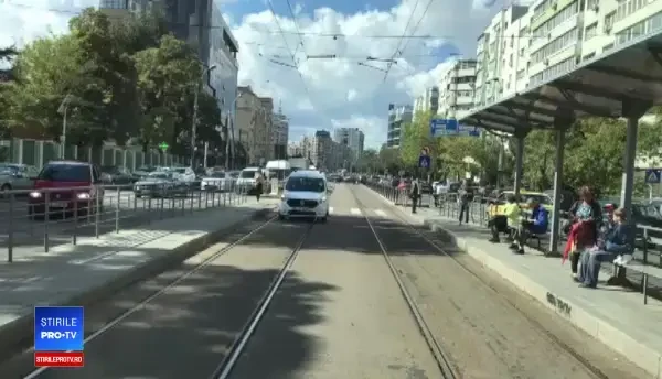 Imagini surprinse în traficul din București. Reacția unui șofer care a blocat o ambulanță