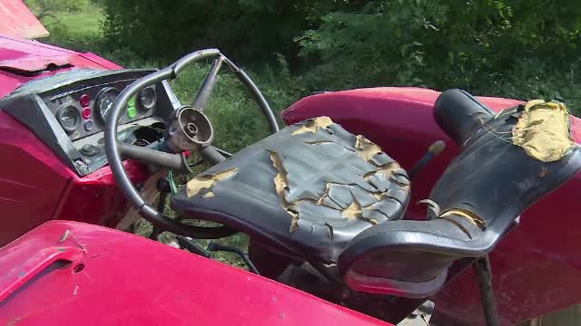 Bărbat prins sub tractor, la cules de mere. "A fost strivit ca într-o menghină"